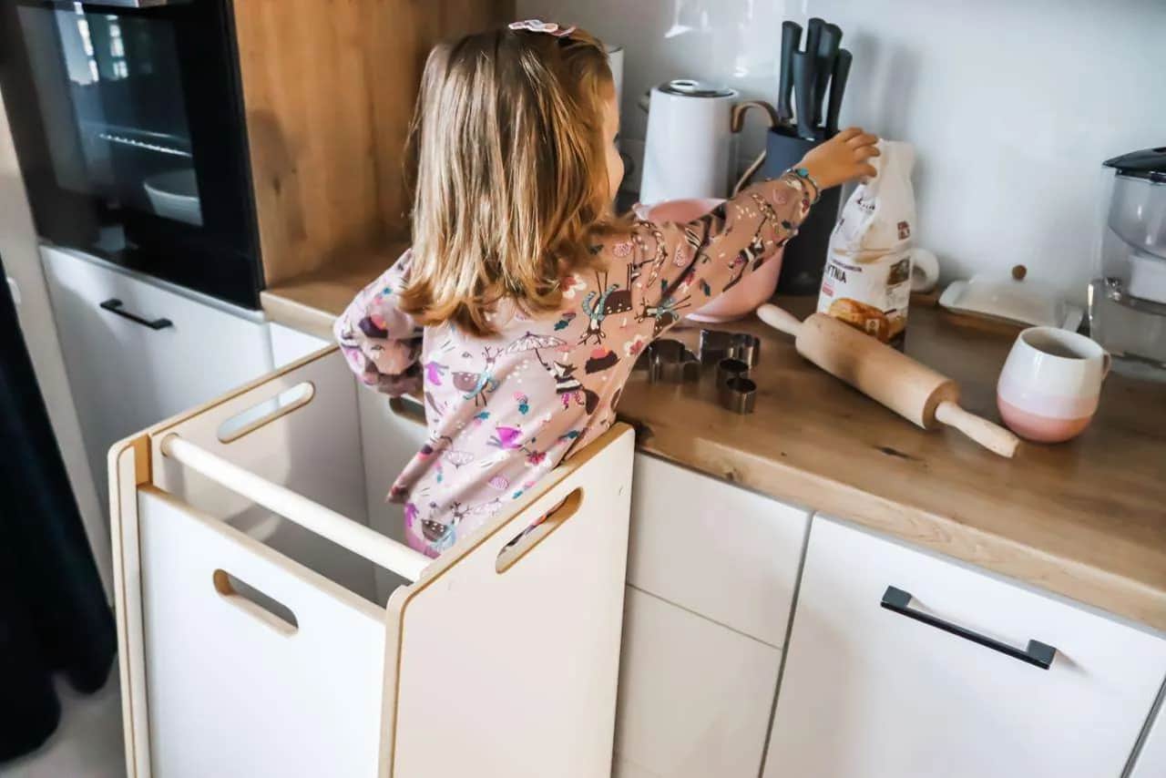 Jak wybrać idealny kitchen helper dla dzieci z bezpieczeństwem i funkcjonalnością