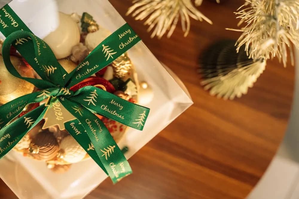 Jak ładnie zapakować prezent w celofan, by zaskoczyć obdarowanego