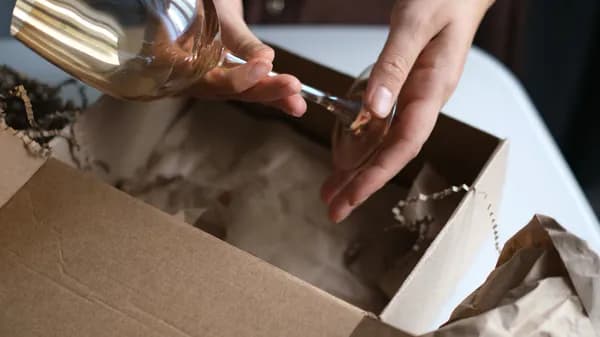Jak zapakować kieliszki do wina na prezent, by uniknąć uszkodzeń