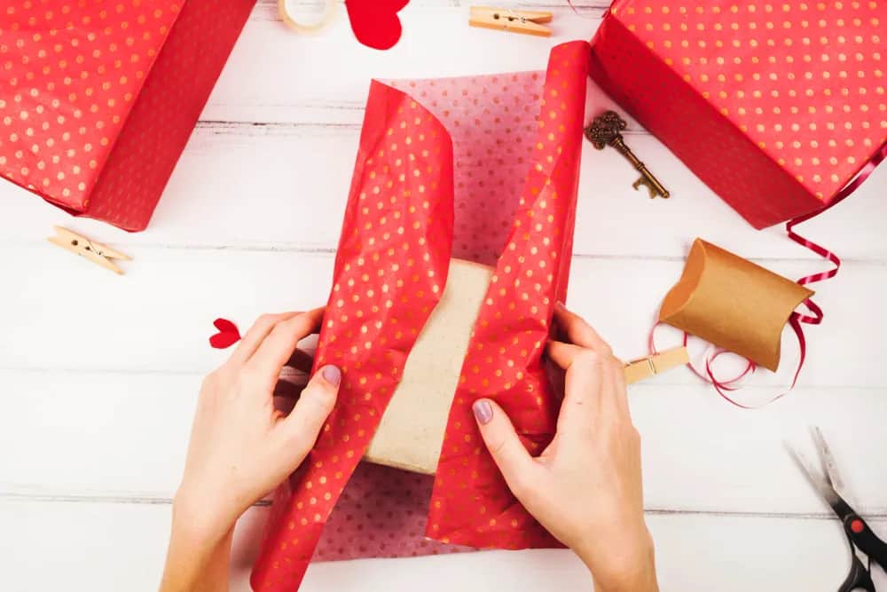 Jak zapakować duży prezent w papier i uniknąć powszechnych błędów